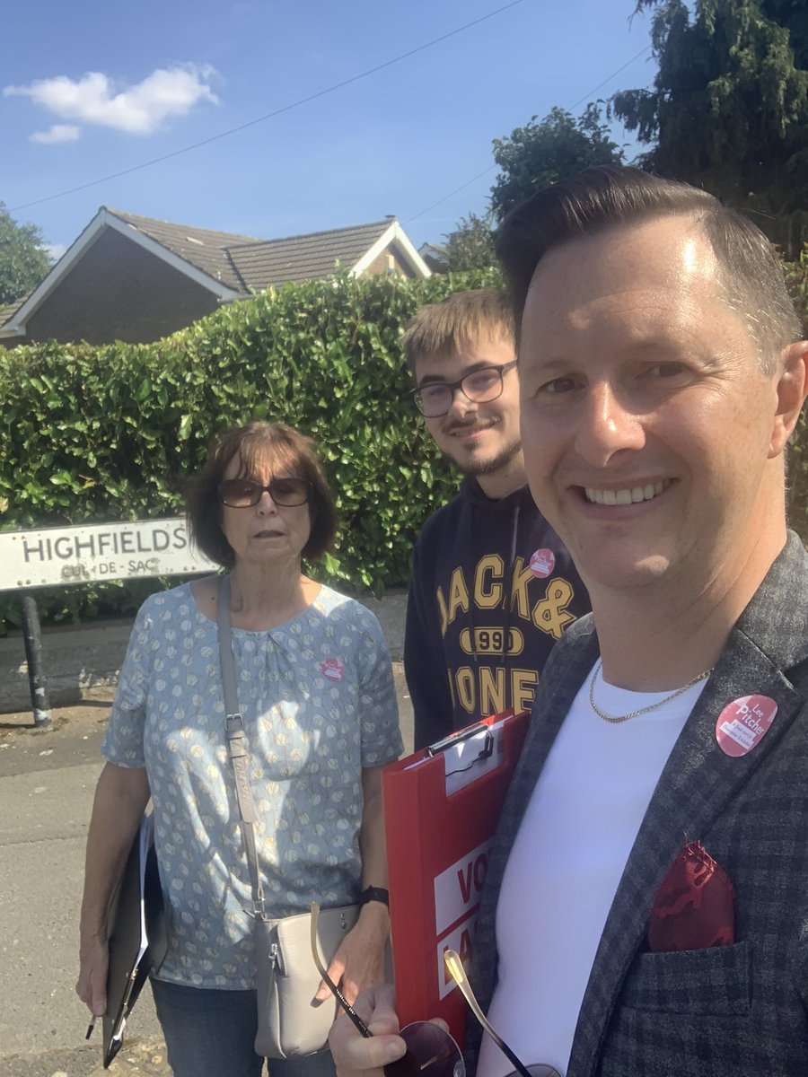 LeePitcherMP's tweet photo. CROWLE: Glorious morning in sunny Crowle. I really do enjoy meeting & talking with residents. Some amazing & inspiring stories today on the doorstep. Always good to find ways to help - it’s always driven me, since being a little one - Ask my Mum! @UKLabour #LabourDoorstep #LeeMP https://t.co/8IZYkLjqCc