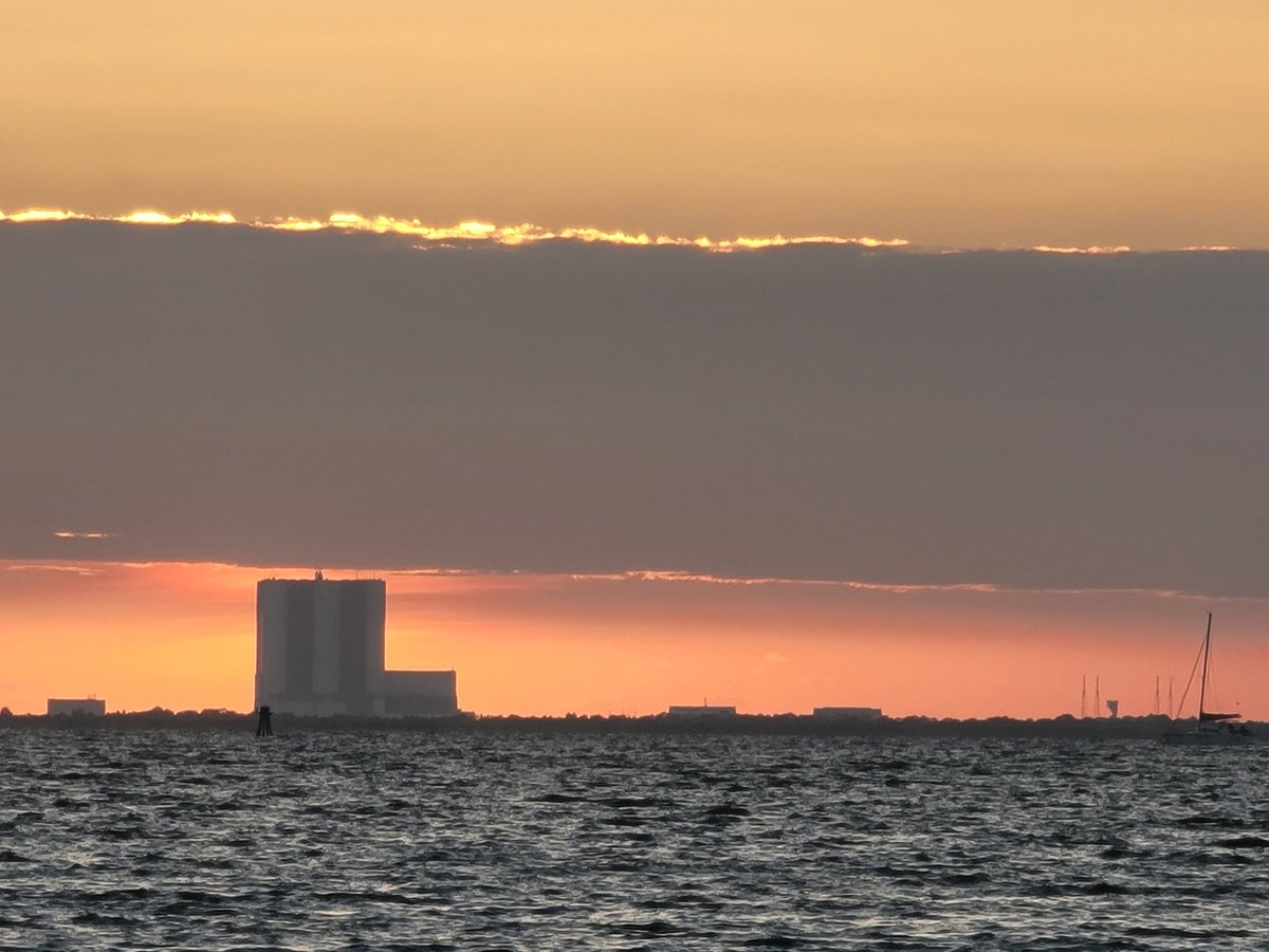SpaceCoastSkies's tweet photo. Glowing #VAB #sunrise #clouds #flwx #SpaceCoastSkies #StormHour #LC41 https://t.co/MnNyL6BfFY