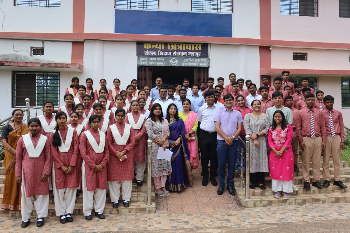 JashpurDist's tweet photo. जिला भ्रमण: प्रशिक्षु IAS अधिकारियों ने  संकल्प शि��्षण संस्थान, जशपुर का किया भ्रमण

विद्यार्थियों से हुए रूबरू, किया मोटिवेट

कलेक्टर डॉ. @ravimittalid  ने बताए सफलता के 3 एस और 3 सी का सूत्र

#Motivational 
#IAS #Officers #Officer_Trainees
@LBSNAA_Official https://t.co/lt1EjVIbOJ