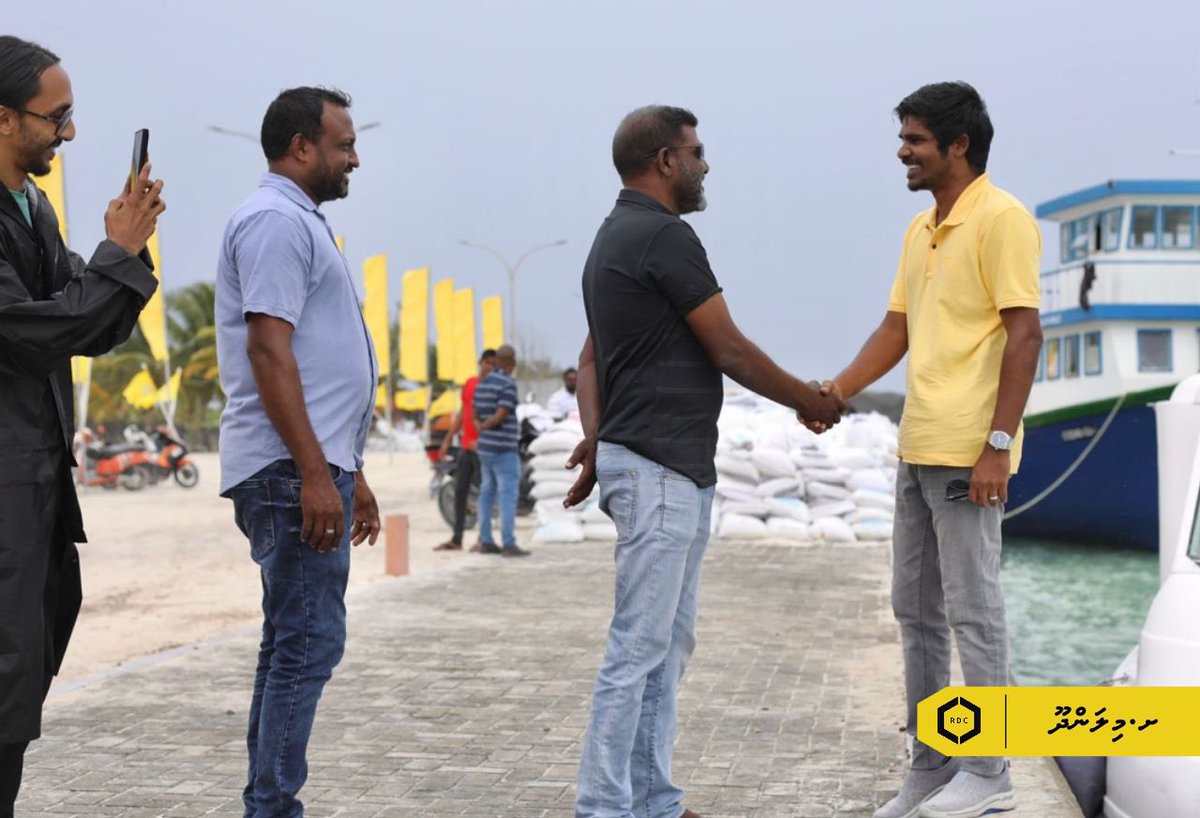 rdcmaldives's tweet photo. ށ. މިލަންދޫގައި ޒަމާނީ ފެންވަރަށް ތަރައްޤީކުރަމުން އަންނަ މަގުތަކުގައި ތާރު އެޅުމުގެ ޢަމަލީ މަސައްކަތް ފެށުމަށް، ކުންފުނީގެ މެ��ޭޖިންގ ޑިރެކްޓަރ މޫސާ އަލީމަނިކު އަދި އިސް ބޭފުޅުން މިއަދުވަނީ އެރަށަށް ވަޑައިގަންނަވާފައި. 

#TeamRDC https://t.co/MumjNS8E7v