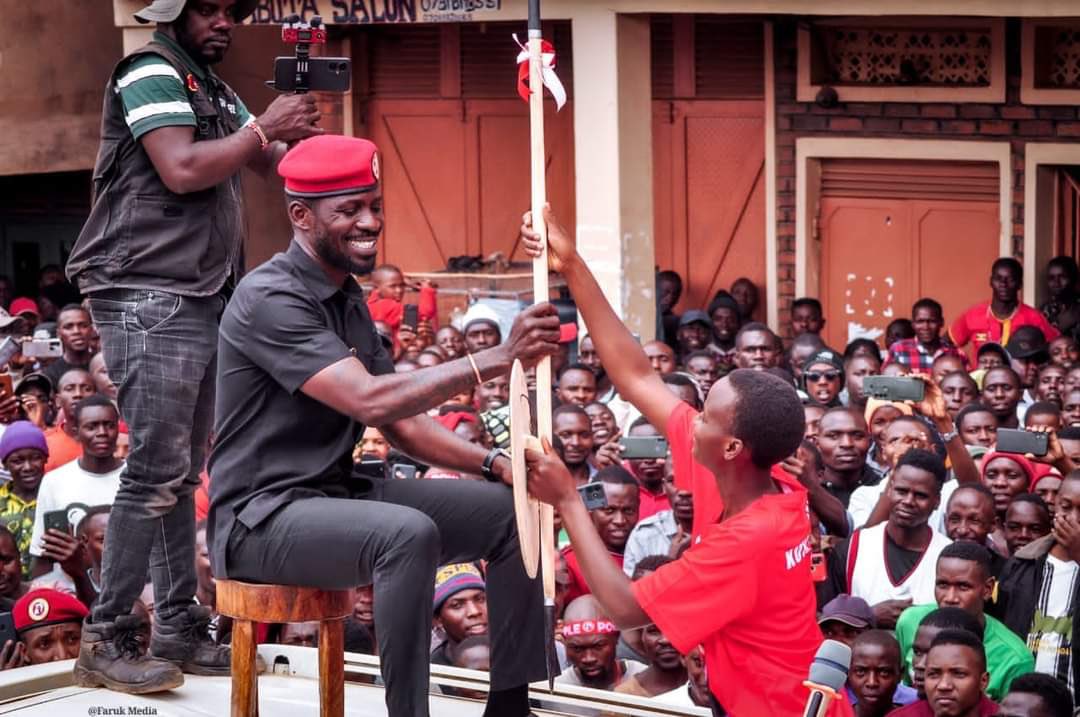 PhicTrevor's tweet photo. @HuduHussein @HEBobiwine Even when some of our hearts have some love for the government, the criticism and lies told in broad day won’t let us fully settle in ; 

Stop telling lies and tell the truth though it’s bitter if you want to win people’s hearts https://t.co/rjmDHSU2lL