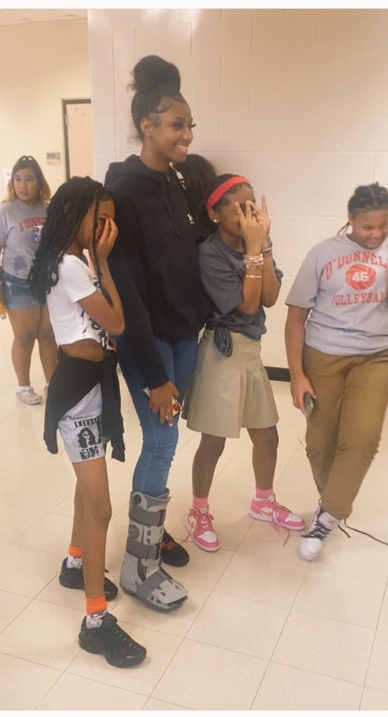 ChontelReynolds's tweet photo. 6'3 Nataliyah Gray(2025) 🦄 - was overtaken and out numbered by little girls that were once her. Some saying she looks like Angel Reese, to others knowing she play ball and wanting the photo, until the teachers broke it up. Alief Community Love❤️😍💖 https://t.co/W9gX3Yl4EZ