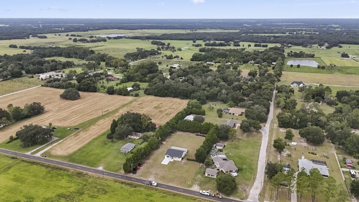 hommati163's tweet photo. 🏡 3/2 charmer in Dade City, FL! Open floor plan, oversized bonus room, 47x15' heated/cooled Florida room. Luxury vinyl plank flooring, 42" cabinetry. Listed at $550,000. #DadeCity #HomeForSale
🔗 Virtual Tour: https://t.co/kQrZ9vnfio
🔗 Aerial Video: https://t.co/kLzCdzZkGT https://t.co/lqh6VzGmzG