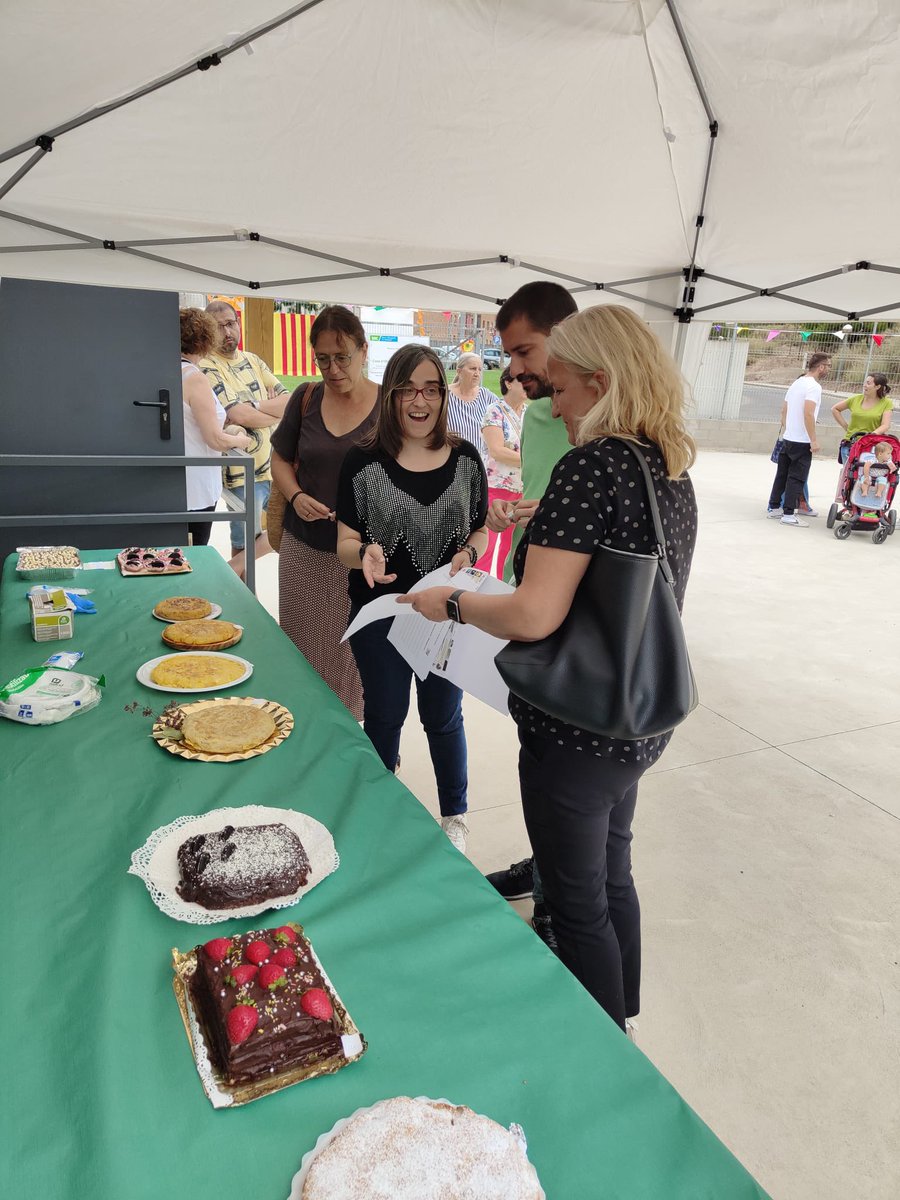 VoxLerida's tweet photo. Hoy empezamos el día con la sardinada organizada por la AAVV Sant Ignasi, para después formar parte del jurado del concurso de tortillas y pasteles de la @turodegardeny. Enhorabuena por estas fantásticas iniciativas y organización. 
#Lleida 
#FestesDeLleida https://t.co/kRfBXOdwDy