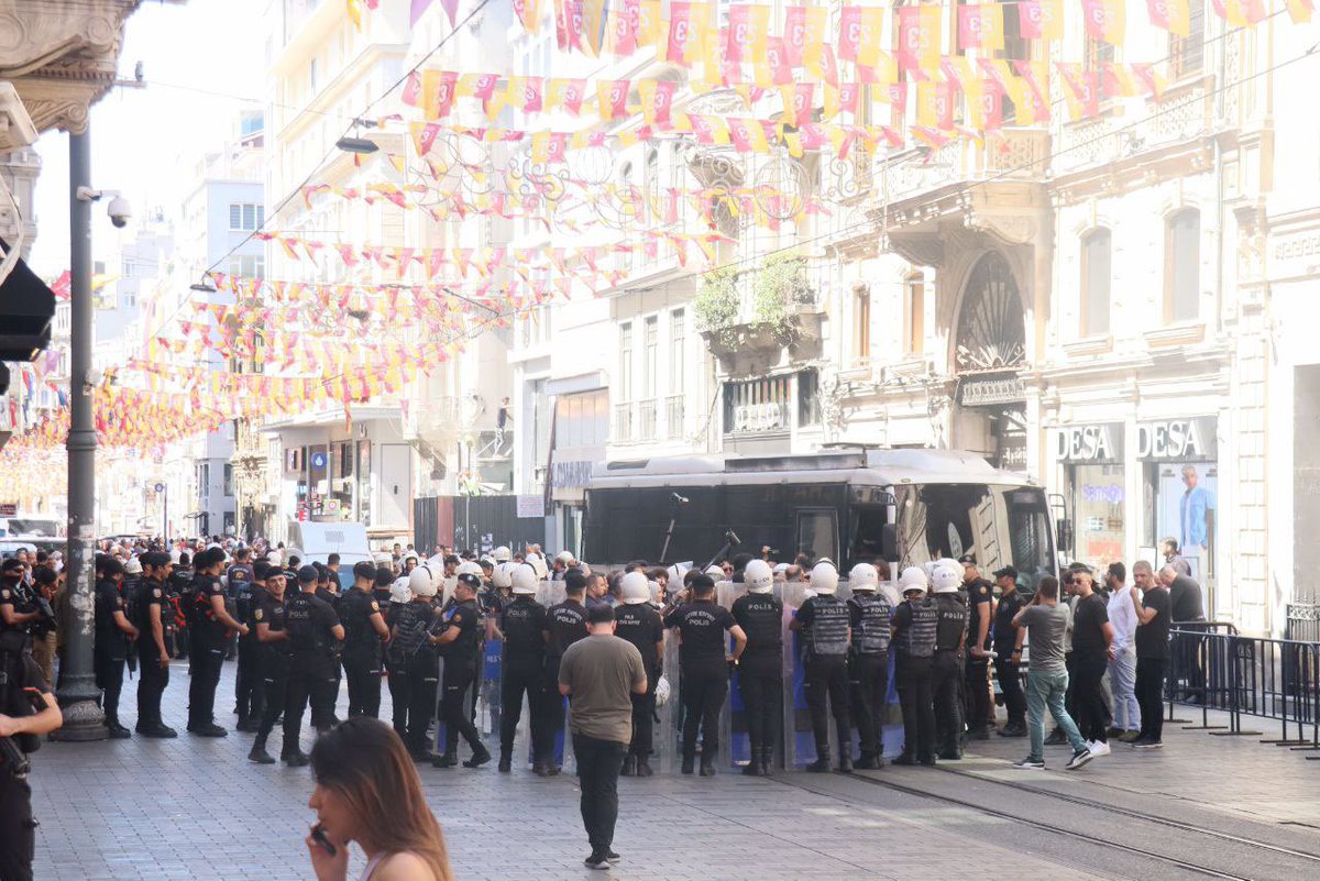 📌Toplantı ve gösteri yürüyüşü Anayasanın 34.maddesince garanti altında ama kamu görevlileri her hafta Galatasaray Meydanında anayasayı ihlal ediyor

📌Beyoğlu Kaymakamlığı #CumartesiAnnelerine uyguladığı ablukayla, gözaltıyla açıkça suç işlemeye devam ediyor @CmrtesiAnneleri