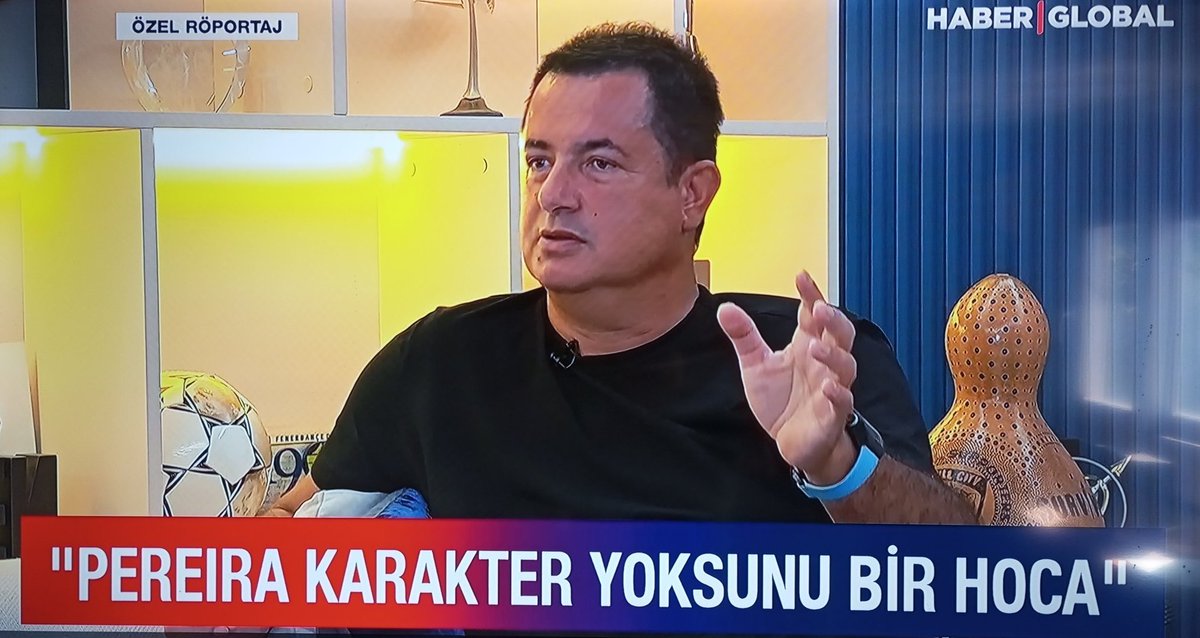 TekYolFener's tweet photo. Acun Ilıcalı: "Çok basit anlatacağım. Tamamen kompleksli bir teknik direktörün, bir futbolcuya infazıdır Mesut Özil olayı. Pereira’yla ilgili yıllar önce röportajım var. İlk Fenerbahçe’den gönderildiğinde, bu hoca mı hoca değil demişimdir. Aynı adam tekrar geldi maalesef. Kompleksli, gençleri çıkarıyorum havası yaratmaya çalışan, kendisini ön plana çıkaran, yıldızları değil gençleri çıkartıyorum demeye çalışan, yıldız düşmanı bir adam. Bundan sonraki kariyerinde de çok zorluklar yaşayacak. Bu tarz karakter problemi olan hocaların dünya futbolunda bir yere geldiğini görmedim. Bu adam Mesut Özil’le buluştu. Mesut Özil, son 9 maç Emreli dönemin hepsinde var. Fenerbahçe aradaki puan farkını kapatıyor. Ondan sonra kıl payı şampiyonluk kaçıyor. Mesut’la yeni sezona başlanıyor. Galatasaray deplasmanında Mesut ve İrfan maçı beraber kopardı. Frankfurt deplasmanında gol atıyor. Gaziantep’te atıyor. Sonra Mesut 2 hafta oynamıyor. Sonra bir daha oynamıyor. Dünyada bir kural vardır, yıldız futbolcu alıyorsan ya oynatırsın ya almazsın. Alex’i yedek bırakmaya kalktık, ertesi gün Türkiye’yi terk etti. Bazı oyuncular yedek kalmaz. Ronaldo’yu yedek bırakabildiler mi, dünya karıştı. Mesut Özil kariyer olarak dünyadaki aktif oyuncular içerisinde belki ilk 10’a girer. Ne oldu, bu adamı biz 5 dakika, 10 dakika oynattık, ertesi gün oynatmadık. Bütün sinir sistemini bozdu. Bence tamamen bir teknik direktörün bir oyuncuya vereceği bütün zararı verdi. CV’sine bakıyorum, Van Persie’yle tartışması oldu, onu da çıldırttı. Çin’de Hulk’la birbirine girmişler. James Rodriguez’i Şampiyonalar Ligi’nde oynatmadı diye Porto bunu kovuyor zaten. Adamın her yerde yıldızlarla problemi oldu. İrfan Can Kahveci’nin Pereira’ylayken oyundan çıkarken cinnet geçirdiğini hatırlamıyor musunuz? Hiç mi bir oyuncuyla ilişki kuramazsın. Hayatımda yaşadığım en büyük üzüntülerden birisi dünya çapında bir oyuncunun Türkiye’ye gelmek için bütün fedakarlıkları yapması ve devamında da bir teknik direktörün bir oyuncuya bu kadar şefkatsiz, duygusuz, kimyasını bozacak şekilde yaklaşmasıyla Türkiye’den kayması." 

[📺 Haber Global / Sercan Hamzaoğlu]