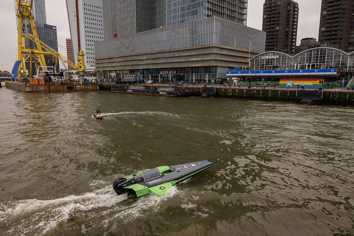 E-ships Ahoy! ⚡️Zit jij er klaar voor? De <a href="/E1Series/">E1 Series</a> RaceBirds gaan nu van start. Deze vaartuigen zijn 100% elektrisch aangedreven en zoeven over het water! Da's best bijzonder hé?

Benieuwd wat er nog meer te zien is op het water vandaag? Check wereldhavendagen.nl/tijdschema