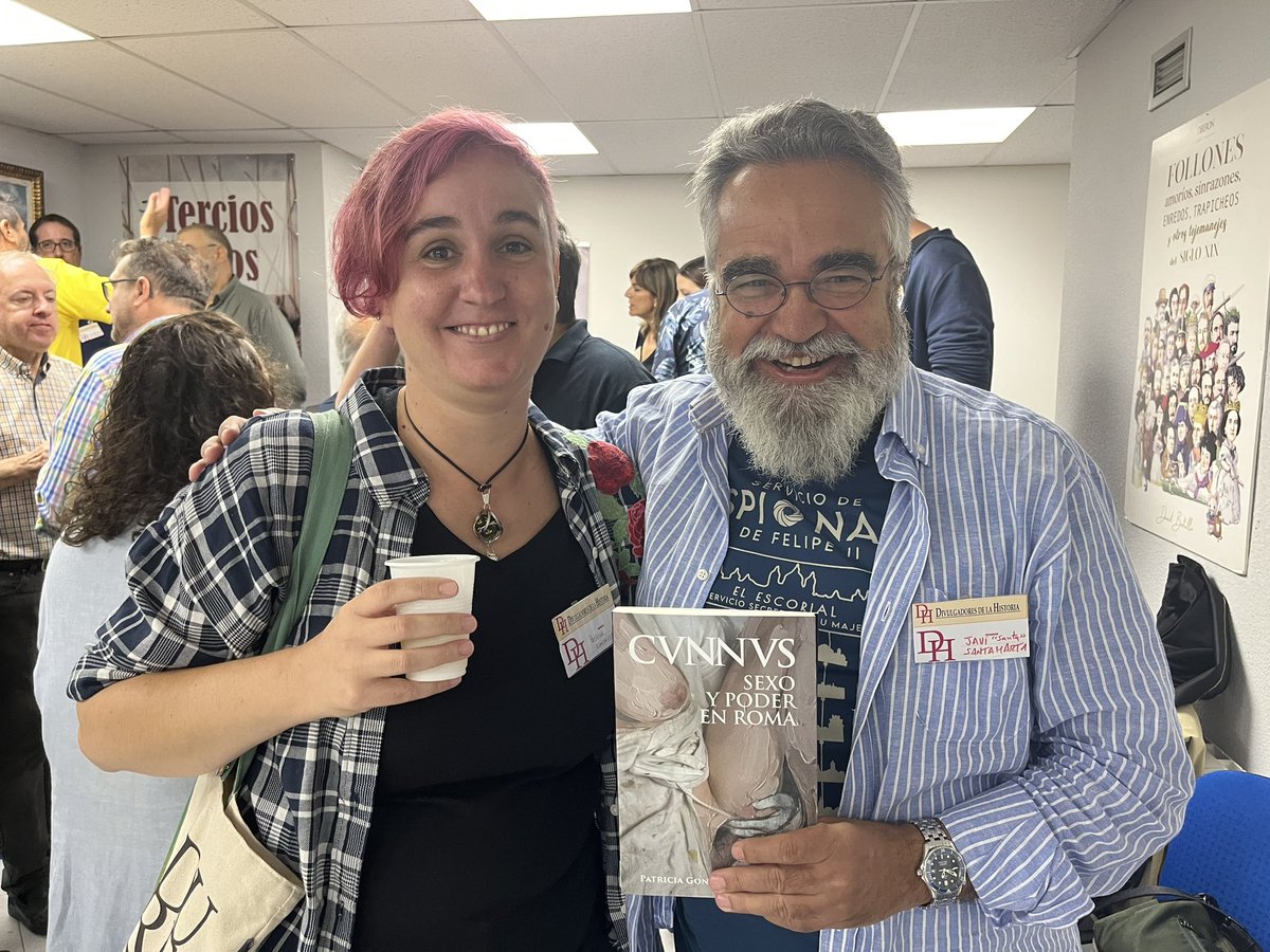 JaviSantamarta's tweet photo. Disfrutando de un día genial con los amigos de #DivulgadoresDeLaHistoria
Y de paso haciéndome con el último libro de @PGonz8 publicado por @DespertaFerro
#Cunnus https://t.co/qsV8P2OTIW