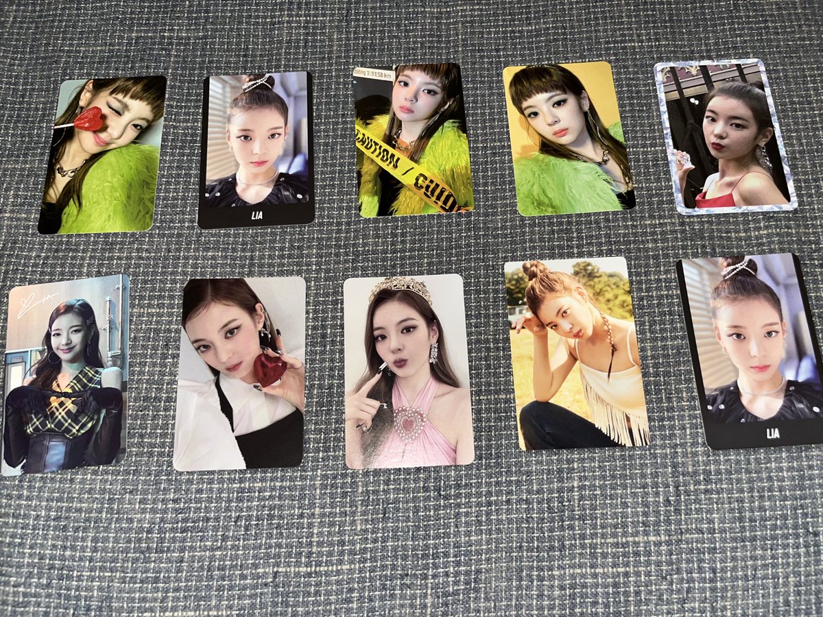 m00nlightbuter4's tweet photo. ⟢ wts lfb itzy ph lia photocards

₱100 ea

↪︎ must get at least 3 pcs

🏷️ guess who lollipop wannabe black border caution itz icy signed heart poke cheek season’s greetings sg

pls help rt @itzymarketph @itzymarket_ph 

#ellesells https://t.co/8bLtVcjg6i