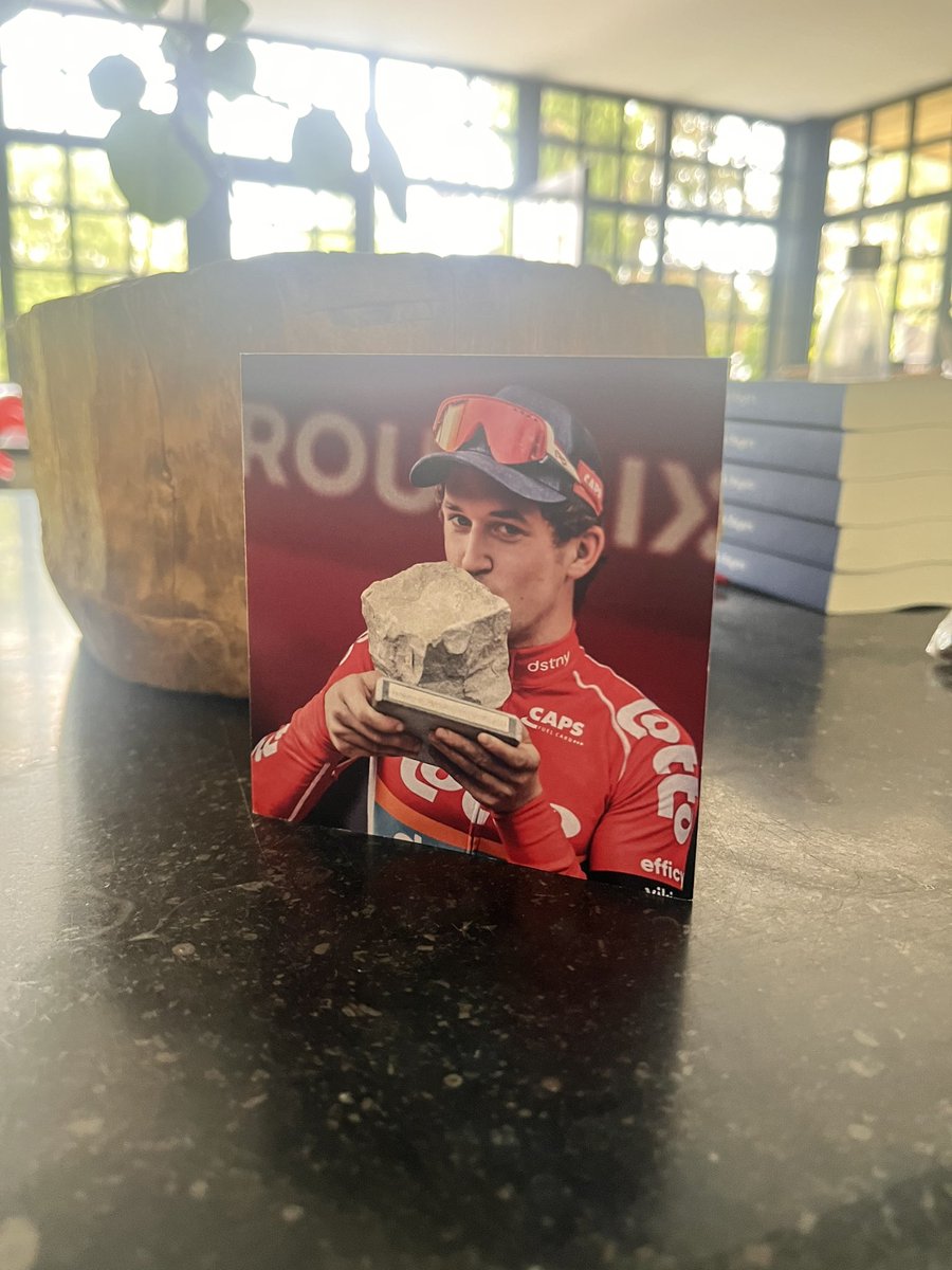 Nooit naar nergens, altijd vrij.
Verleg de streep,verleng de reis.
               Maar altijd prijs,
          En altijd vlotte wegen.
                         ❤️💫