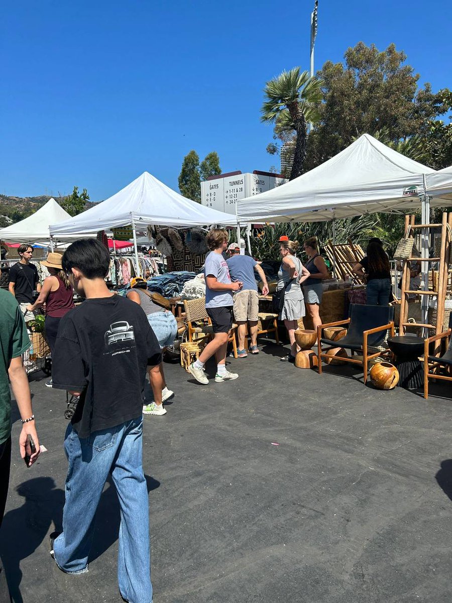 AndyJuan0318's tweet photo. Inner Sunset Flea
Most of the flea markets are filled with local artisans, mostly with china and jewelry. There are also a lot of vintage clothing stalls with young girls picking them up.
#San Francisco, USA 🇺🇸 #FleaMarkets https://t.co/DcKPzWVQhp