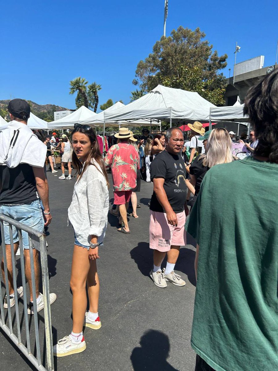 AndyJuan0318's tweet photo. Inner Sunset Flea
Most of the flea markets are filled with local artisans, mostly with china and jewelry. There are also a lot of vintage clothing stalls with young girls picking them up.
#San Francisco, USA 🇺🇸 #FleaMarkets https://t.co/DcKPzWVQhp