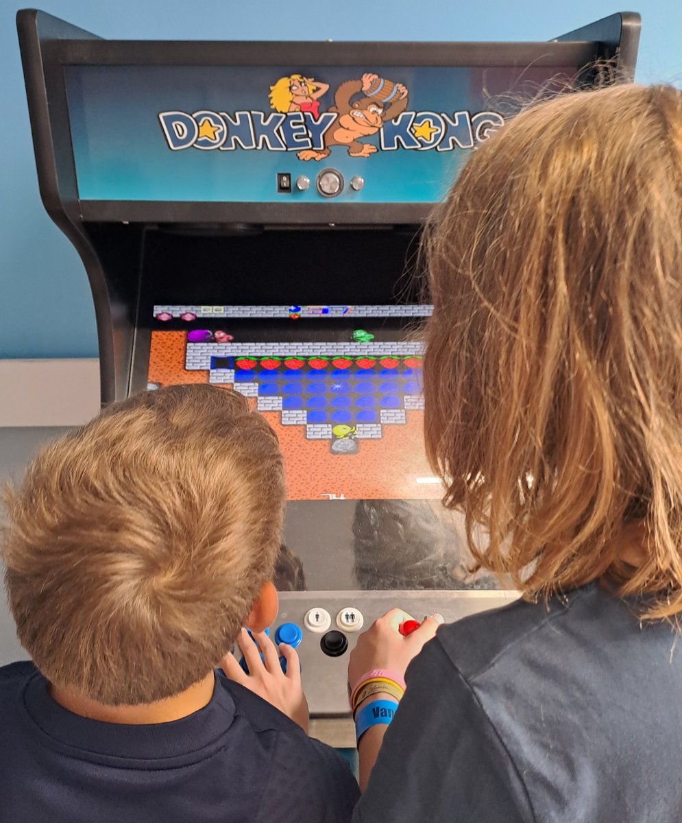 #vandoeuvreingame 3/4 sept
MERCI <a href="/Vandoeuvre/">Ville de Vandœuvre</a> <a href="/Stephanehablot/">Stéphane Hablot</a> pour l'invitation au nom d'<a href="/orange/">Orange</a> 
3700 visiteurs en 2022, + de 4000 cette année...???
avec <a href="/EliseAld/">Elise Ald</a> <a href="/edward/">Edward</a> <a href="/nikitacosplay/">Nikita Cosplay</a>
LE salon #geek #jeuvidéo #esport #retrogaming #drones #cosplay 
vandoeuvreingame.fr