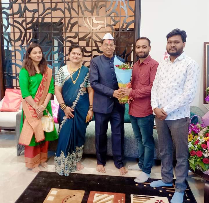 Arun_kumar1990's tweet photo. माझे हायकोर्ट येथील सिनियर विजय पाटील साहेबांच्या घराच्या वास्तुशांती व आमच्या ऑफिस च्या उद्घाटनानिमित्त भेटुन शुभेच्छा दिल्या. माझ्यासोबत माझे सहकारी पल्लवी अर्जुन मोरे पाटील व अक्षय ढोरे पाटील. https://t.co/HdnwzZb0Oh