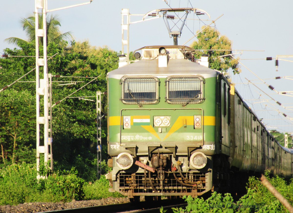 Subha_20002's tweet image. New rulers in #NFR Visitor from #WestCentralRailway #NewKatniJunction Green Goblin #WAG9HC 33418 with an empty NMG train bathed in afternoon Sunrays approaching #Dhupguri #AlipurduarDivison #NortheastFrontierRailway 

@NFR_Enthusiasts @drm_apdj