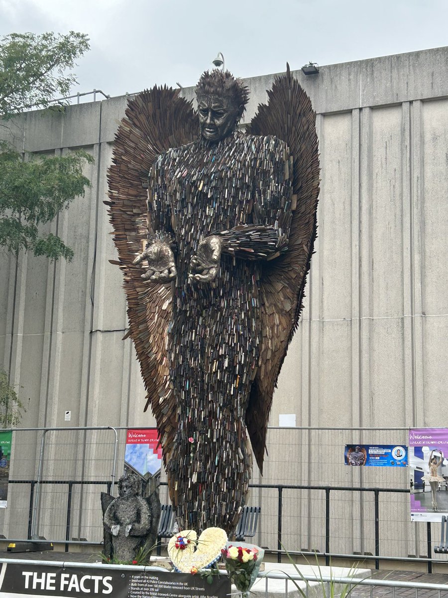 Seeing this amazing #Artwork #knifeangel it’s upsetting 😢 and 😯 put the knifes down people to many lives are being lost. Just look 👀 at the amount of knifes on this #Statue. @yourharlow @BigUpHarlow @HarlowCouncil 🙏🙏😢😢