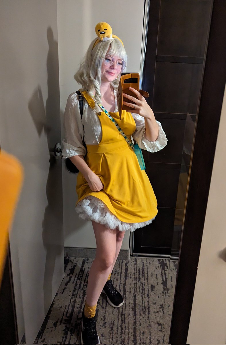 NellyNuttons's tweet photo. Gudetama gorl at DragonCon yesterday 🍳💛🐣 https://t.co/NlkijR4hrO