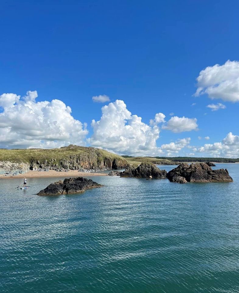 MenaiCruises's tweet photo. With lovely weather forecasted join us for this popular 2 hour cruise Sunday 3 Sept 10.30am to #LlanddwynIsland. Spectacular views of #Anglesey #CaernarfonCastle #BelanFort #Snowdonia mountain range &amp; more... ☀️tickets will sell fast, book now ⛴ https://t.co/6Vph143XpM https://t.co/2YjZk88UDr