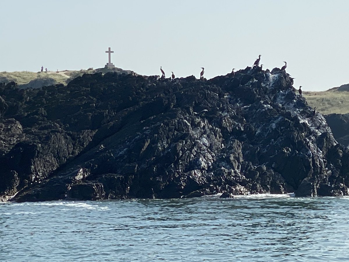 With lovely weather forecasted join us for this popular 2 hour cruise Sunday 3 Sept 10.30am to #LlanddwynIsland. Spectacular views of #Anglesey #CaernarfonCastle #BelanFort #Snowdonia mountain range &amp; more... ☀️tickets will sell fast, book now ⛴ bit.ly/3xJpsyt