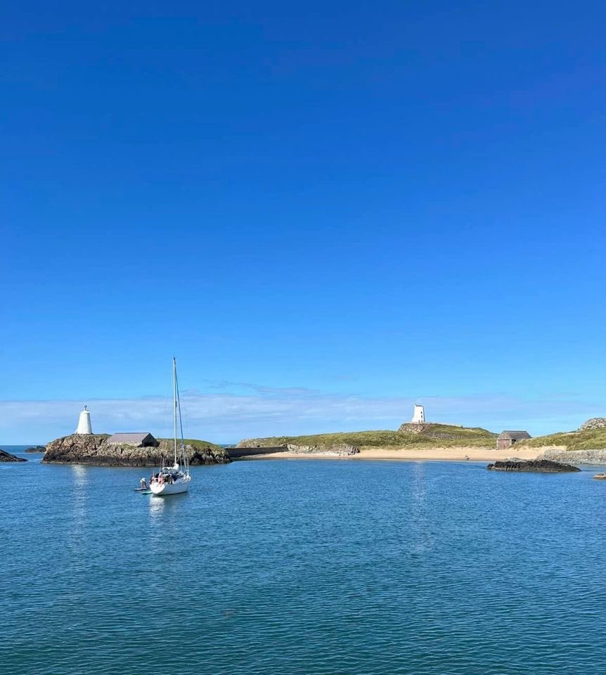 MenaiCruises's tweet photo. With lovely weather forecasted join us for this popular 2 hour cruise Sunday 3 Sept 10.30am to #LlanddwynIsland. Spectacular views of #Anglesey #CaernarfonCastle #BelanFort #Snowdonia mountain range &amp; more... ☀️tickets will sell fast, book now ⛴ https://t.co/6Vph143XpM https://t.co/2YjZk88UDr