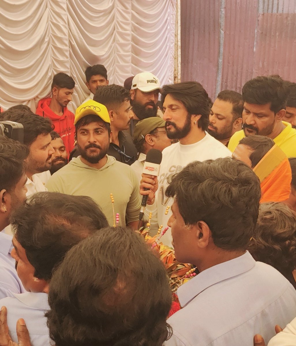 rural_anjan's tweet photo. ಹುಟ್ಟು ಹಬ್ಬದ ಶುಭಾಶಯಗಳು @KicchaSudeep ಬಾಸ್

500Km ಸೈಕಲ್ ಪ್ರಯಾಣ ಮಾಡಿ ನಿಮ್ಮ ಹುಟ್ಟು ಹಬ್ಬಕ್ಕೆ ಶುಭ ಕೋರಿದೆ
ಜೊತೆಗೆ ನಿಮ್ಮ ಆಶೀರ್ವಾದ ಪಡೆದೆ
ಸದಾ ಆರೋಗ್ಯದಿಂದ ಖುಷಿಯಾಗಿರಿ ಬಾಸ್

ಪ್ರೀತಿನಾ ಪ್ರೀತಿಯಿಂದ ಪ್ರೀತಿಸೋಣ,
ನಿಮ್ಮಿಂದ ಕಲೆತಿದ್ದೇನೆ

ಧನ್ಯವಾದಗಳು ಬಾಸ್... https://t.co/EI2xPtM8HZ