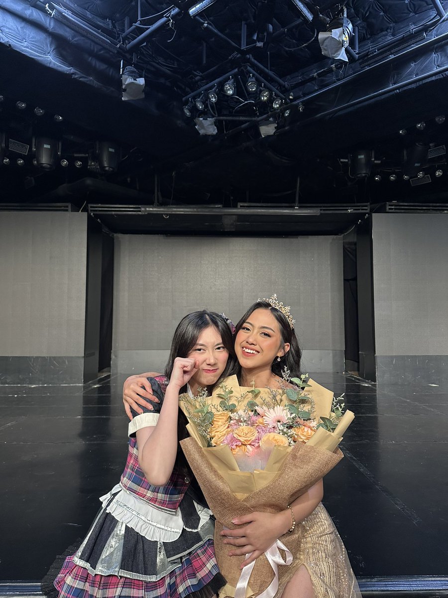 C_JessiJKT48's tweet photo. happy graduation kaka aku yang paling aku sayangi dan cintai, makasih ya udah selalu support aku terus makasih juga udah mengabulkan keinginan terbesarku yaitu bawain tenshi no shippo🥹 semangat berkarya ya ka sisca i’m super proud of you💜 see you on top✨ @S_SiscaJKT48 https://t.co/96nNQE0WAJ
