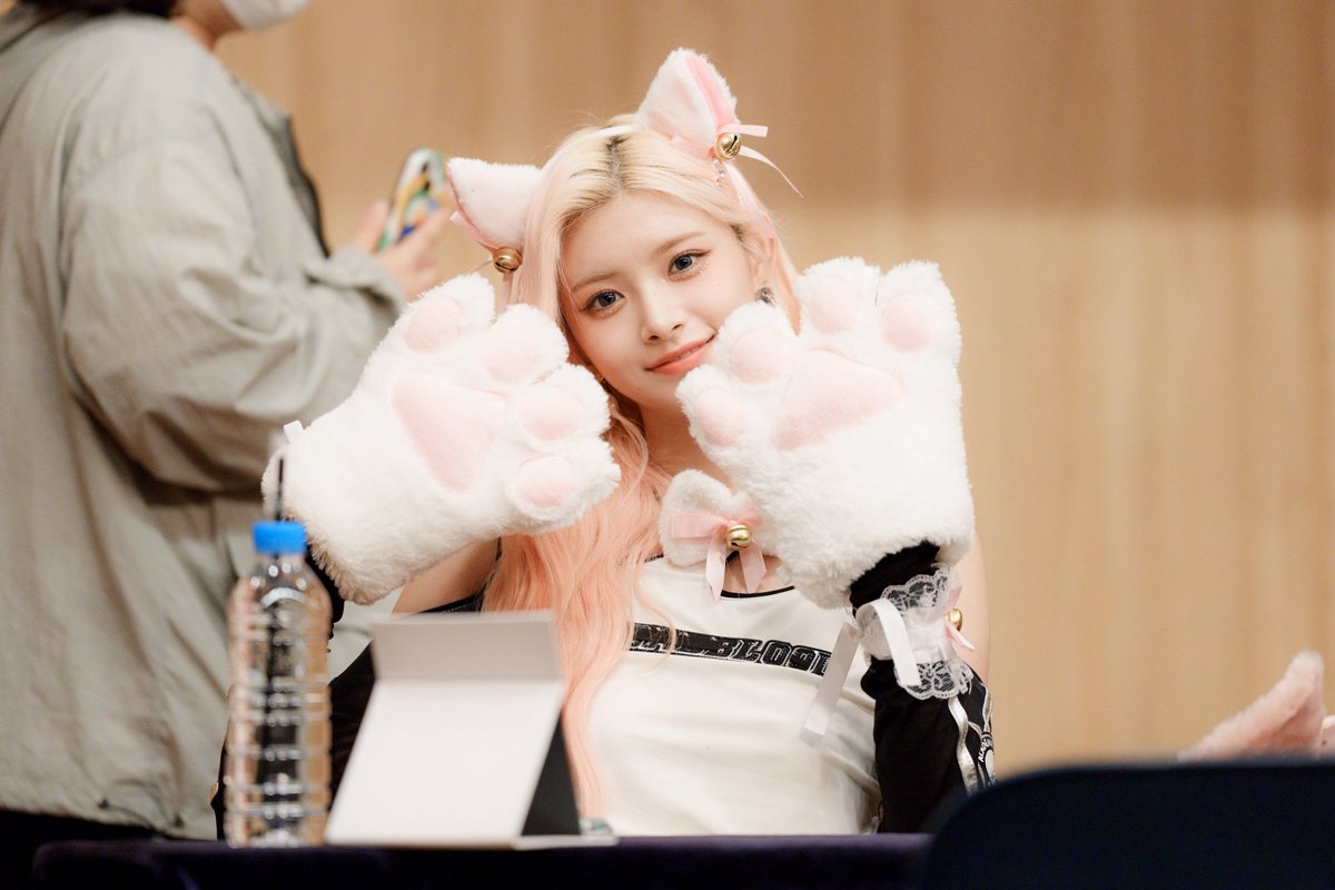 230902 미리보는 팬사인회 이런이 4컷

#왕이런 #이런 #yiren #everglow #에버글로우