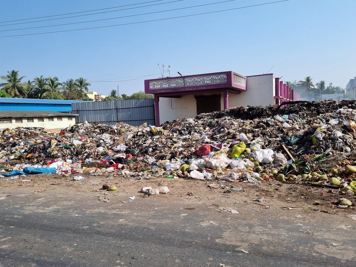 trilokchronicle's tweet photo. 1/n

We all would've seen mountains made of rocks

Here, we could witness a mountain of garbage, spread across prominent Karanaipuduchery road in #Urapakkam

Located just few KMs from the upcoming Asia's Largest Bus Terminus in #Kilambakkam, this heap of dump is an iconic spot https://t.co/G1iM8gkmGZ