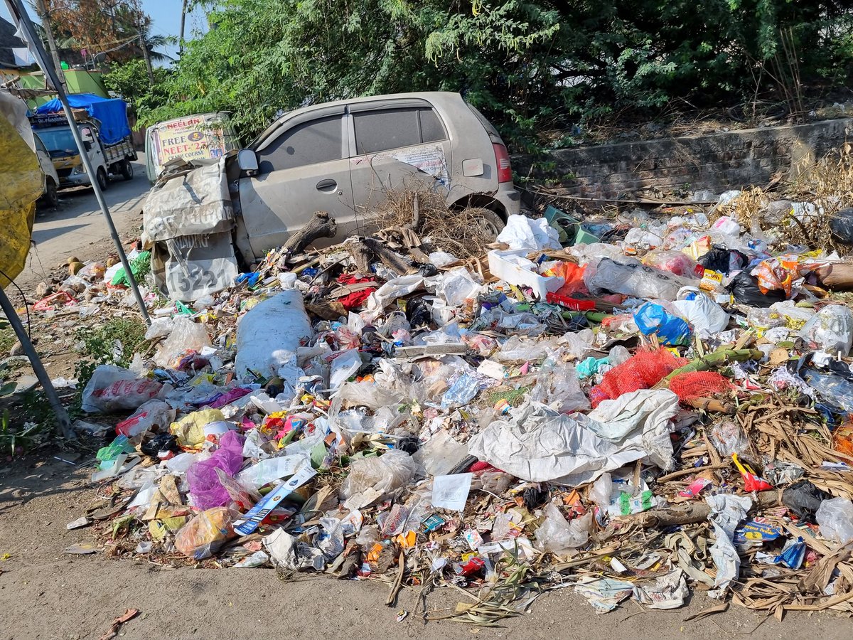 trilokchronicle's tweet photo. 1/n

We all would've seen mountains made of rocks

Here, we could witness a mountain of garbage, spread across prominent Karanaipuduchery road in #Urapakkam

Located just few KMs from the upcoming Asia's Largest Bus Terminus in #Kilambakkam, this heap of dump is an iconic spot https://t.co/G1iM8gkmGZ