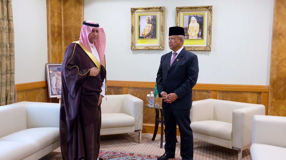 التقى سعادة الأستاذ/عماد المهنا سفير خادم الحرمين الشريفين لدى بروناي دار السلام بمعالي الوزير الحاج بهن حلبي محمد يوسف الوزير بمكتب رئيس الوزراء و المشرف على الطاقة و وزير الدفاع الثاني، حيث ودع سعادته معاليه لانتهاء مهامه في بروناي دار السلام كسفير لخادم الحرمين الشريفين