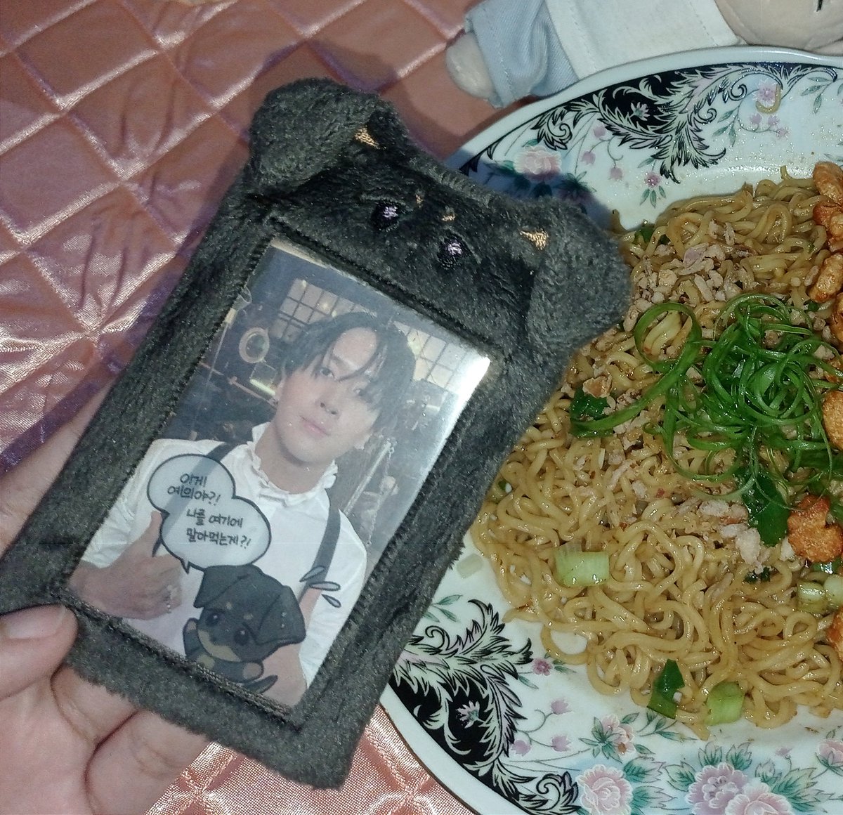 chocowoncheeks's tweet photo. @RAVI_GTCK Hyung, today we eat noodles to celebrate #RAVyeonDay
Mommy didn't let us cook, so we wouldn't set the kitchen on fire.

Do you eat ramyeon too, Hyung?

I hope you join us [secretly] and share the same happiness today.. ☺🍜

#babywonshik #RAVI #라비 https://t.co/YAutfyOMP2