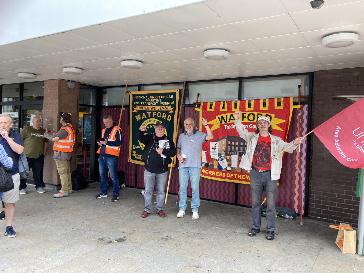 Watford TUC @ Watford Junction : 'Staff on tap, not an App'
RMT members are taking strike action today to defend a safe, secure and accessible railway for all.
#SaveTicketOffices #StaffOurStations
#RailStrike
📸 FollowtheBear