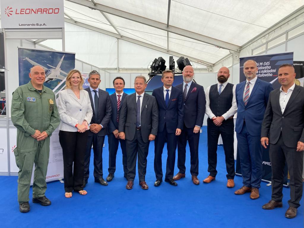 Predstavenie dohôd o spolupráci spoločnosti Leonardo 🇮🇹 a firmami 🇸🇰 LOTN, VRM a SLAVIA-PS, v prítomnosti Ministra obrany <a href="/SklenarMartin/">Martin Sklenar</a> , štátneho tajomníka <a href="/MajerMarian/">Marian Majer</a>  a veľvyslankyne #Flumiani na #SIAF2023.

#StrongerTogether