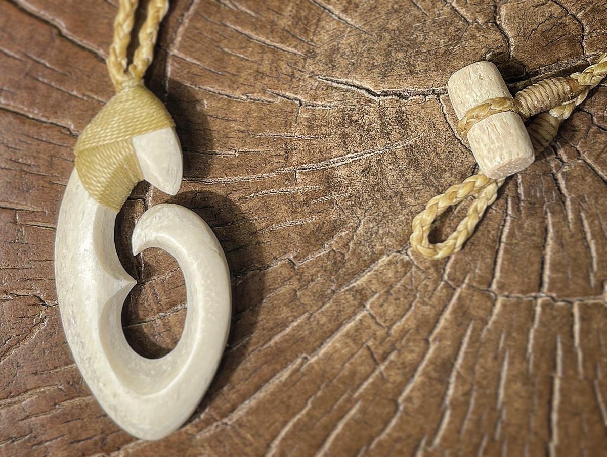 paisei's tweet photo. Whale bone hook necklace . ✨
クジラ骨フック ネックレス✨
鯨魚的骨頭necklace 🦴✨
#bonecarving #whalebone #spermwhalebone #spermwhale #bonehook #鯨骨 #鯨 #ボーンカービング #マッコウクジラ #マッコウクジラ骨 #ボーンフック #heimatau #bonehook #オーシャンズボーンカービングス https://t.co/HYSK4fbAVx