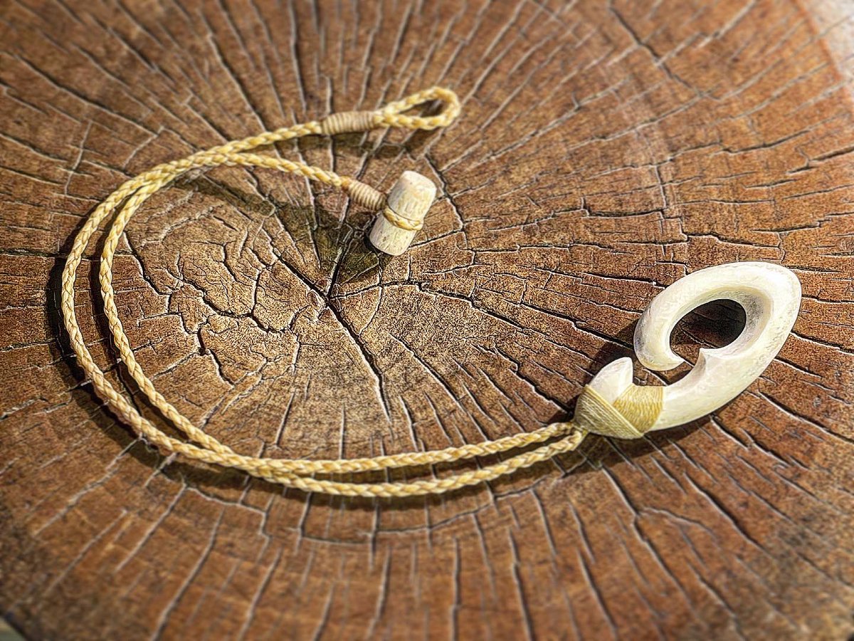 paisei's tweet photo. Whale bone hook necklace . ✨
クジラ骨フック ネックレス✨
鯨魚的骨頭necklace 🦴✨
#bonecarving #whalebone #spermwhalebone #spermwhale #bonehook #鯨骨 #鯨 #ボーンカービング #マッコウクジラ #マッコウクジラ骨 #ボーンフック #heimatau #bonehook #オーシャンズボーンカービングス https://t.co/HYSK4fbAVx