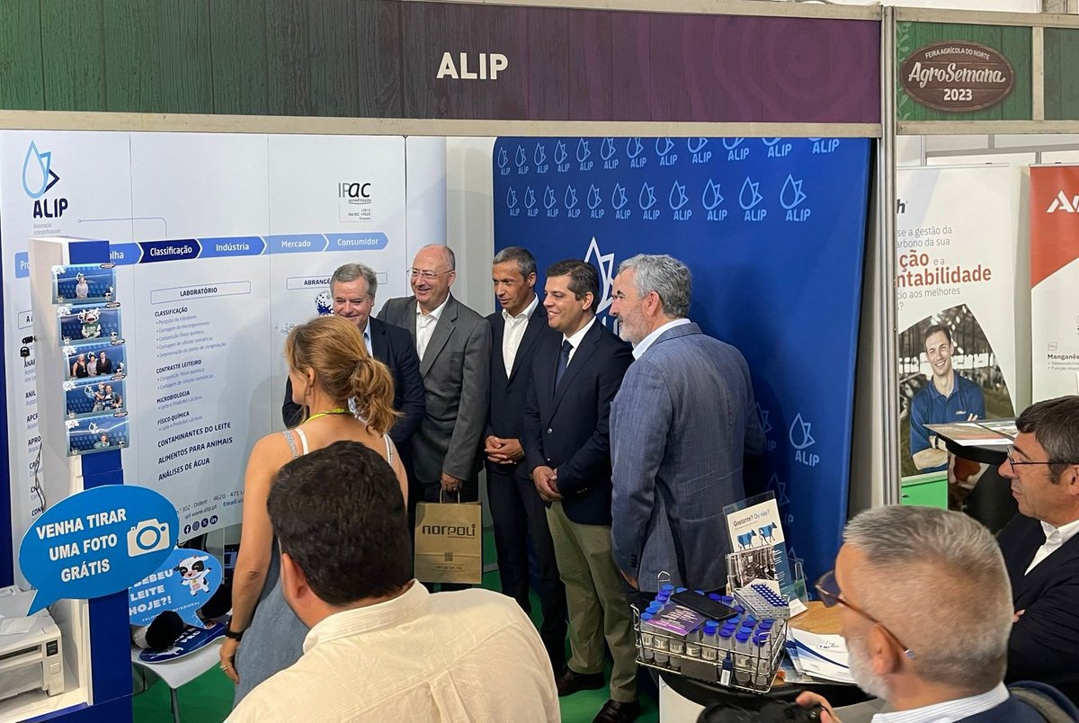 ALIP_Interprof's tweet image. Hoje foi dia da comitiva do PSD e da Juventude Social Democrata posar para a #maisleite 
#alip.interprofissional #agrosemana