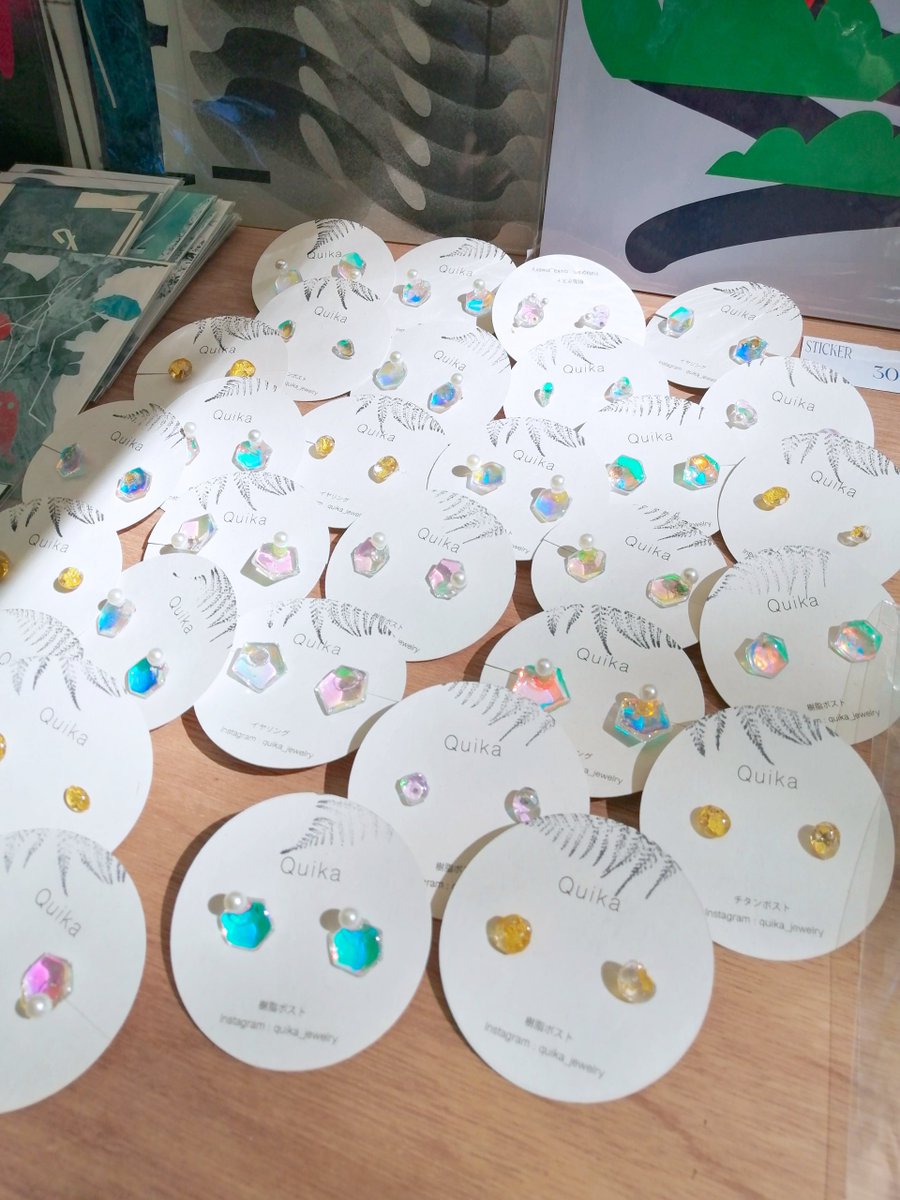 藝祭アトマ2日、ありがとうございました！
明日は午後雨予報ですが、様子を見ながら朝から開店します。
最後までどうぞよろしくお願いします！
写真はしのぶみきちゃん <a href="/sisisinobu/">資延美葵</a> のイアリング＆ピアス。
光に当たるとさらにキラキラでかわいいです🧡💙