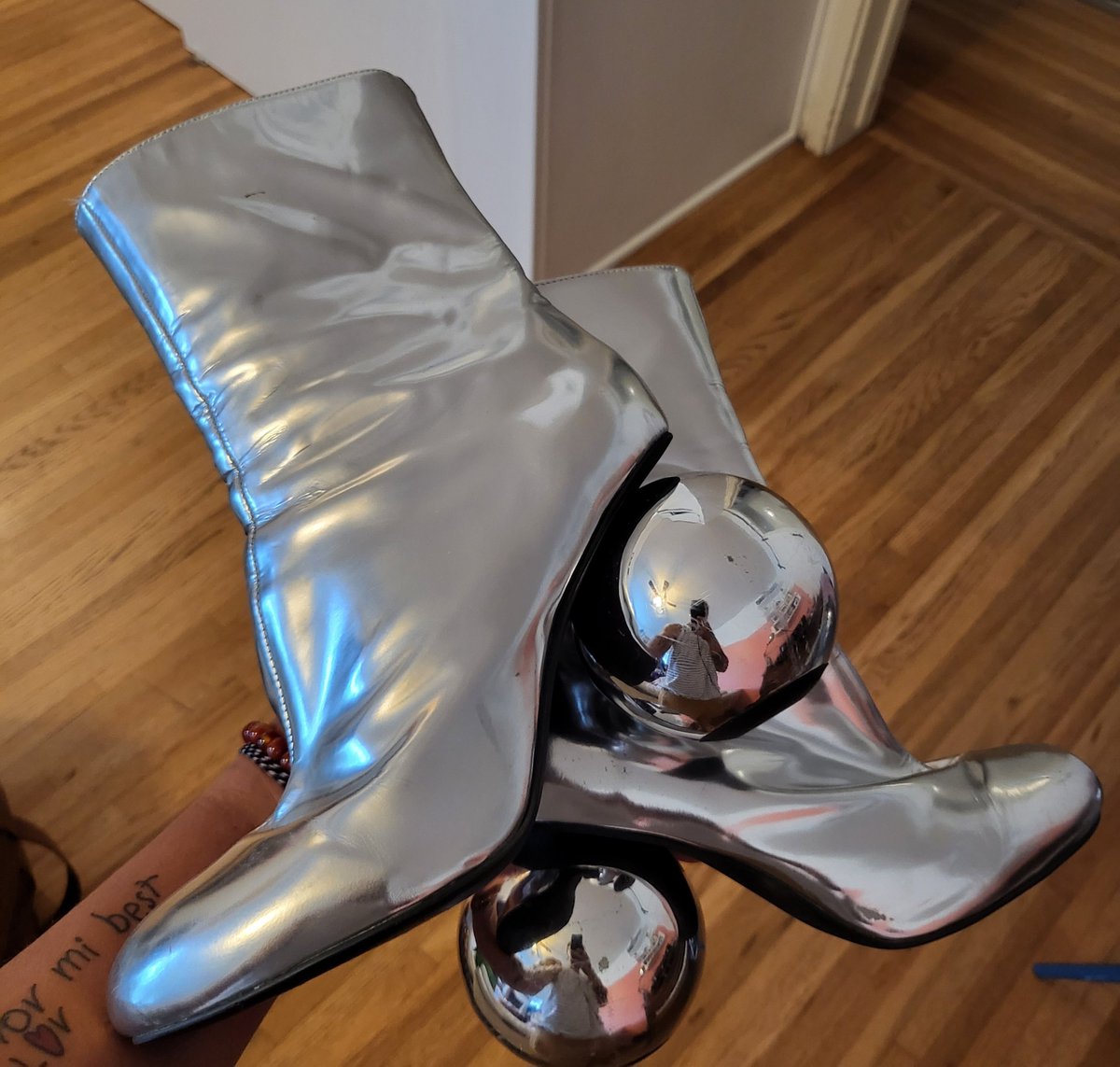 DestaTedrosReff's tweet image. Never in history have a pair of shoes met the moment so perfectly. 🐝 🐝 🐝 #theassignment, #queenbey, #virgoseason, #RENAISSANCEWorldTour