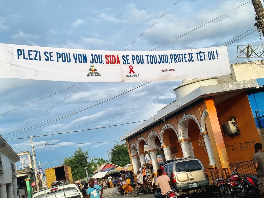 OnusidaHaiti's tweet photo. Séance de sensibilisation des jeunes contre le VIH/SIDA organisée par la direction sanitaire  de la Grand Anse @MsppOfficiel avec l’appui @OnusidaHaiti à travers  #SSIAF lors de la #Fête_Patronale_Ville_Jérémie. #MettreFinAuSida @Fedhap_Plus @AmbCanHaiti @UnaidsLac https://t.co/TFRmw8XAxf