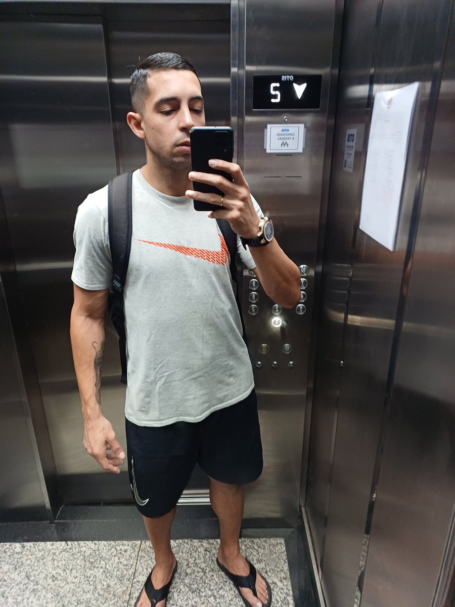 Alloan28's tweet photo. Foco total no trabalho, o mundo gira!!

#sabadou #job #mensageiro #pracima https://t.co/HG24CD0Qwh