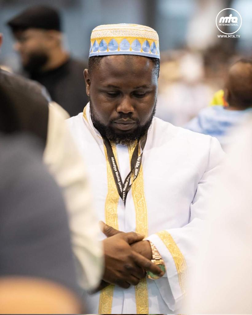 ssenfukamalik's tweet photo. The humility in prayer.
#Jalsaaconnect https://t.co/uaCNBwjP1k