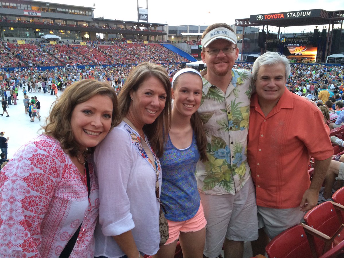 sacastor's tweet photo. Last @jimmybuffett show I went to. Went with great friends and my daughter, named after his daughter, @Delaney_Castor 🍹🍺🍹🎸 https://t.co/K8trLDafC0