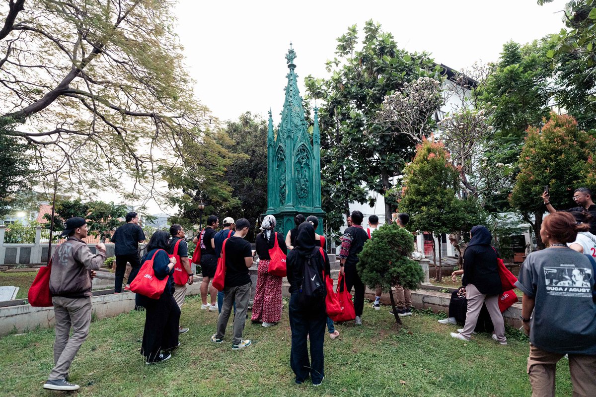 drhaltekehalte's tweet photo. Lalu disambung dengan ke Museum Taman Prasasti dan terakhir semua HalTeman diajak ke Kota Tua Jakarta. Kembali, dalam rangka dibuang sayang, HalteMin berbagi foto-foto keseruannya. #photodumpdhkh @SonyPicturesID #InsidiousMovieID #TheRedDoorChallenge https://t.co/kEdXxPL0CB
