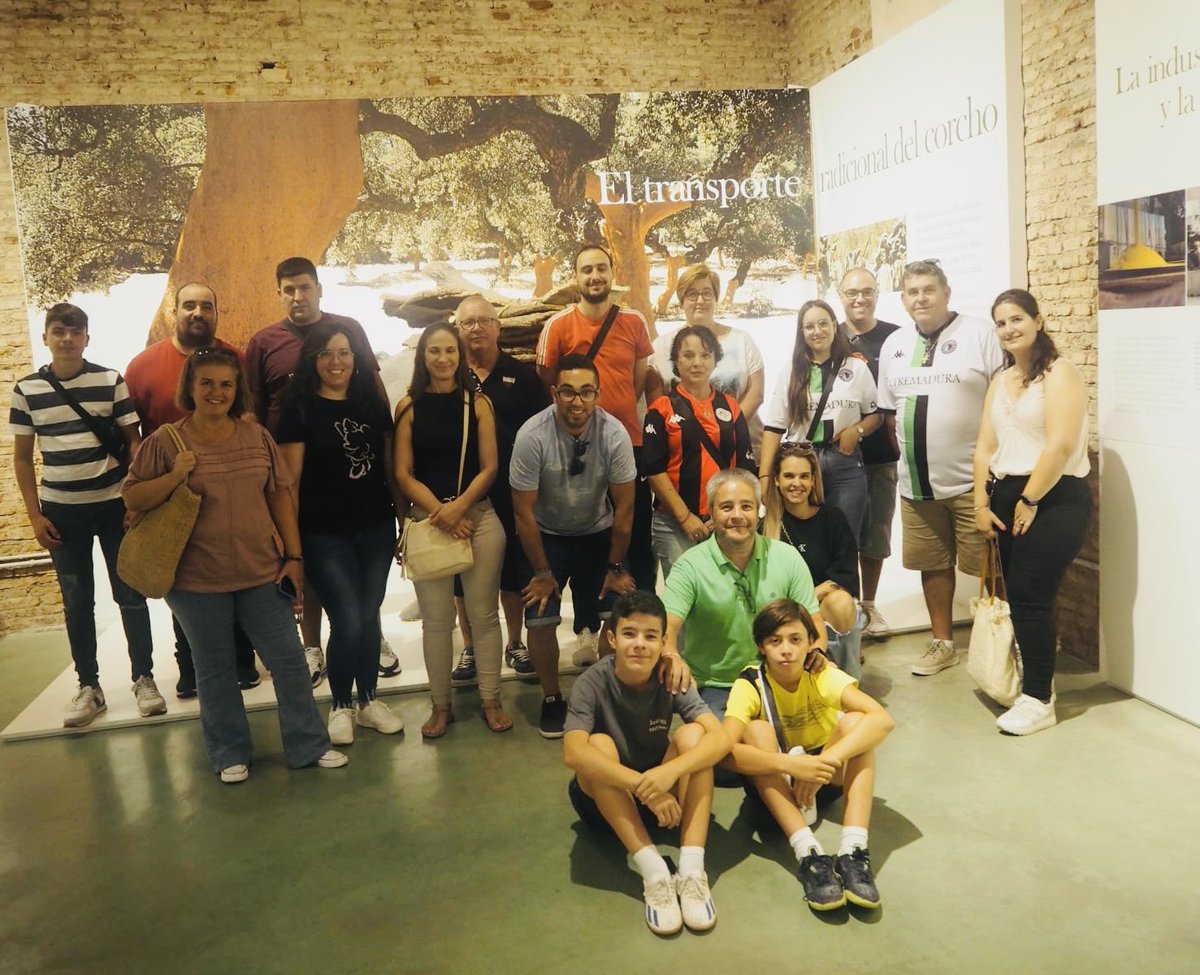 Que bonito es el fútbol, te da la oportunidad de conocer a gente y disfrutar momentos con el mismo objetivo : viajar , conocer sitios y acompañar a nuestro equipo en cada momento ⚽️❤️🖤<a href="/CDExt1924/">CD EXTREMADURA</a> . 
Gracias <a href="/fanaticsazulgra/">fanatics azulgranas</a> por esta convivencia, <a href="/cadigle/">Carlos Díaz Iglesias</a> por estar siempre  🔝