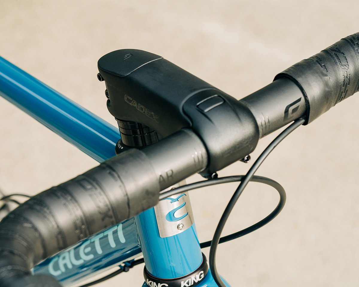 CADEXCycling's tweet image. A unique two-bolt faceplate and hidden top cap design makes the all-new CADEX Race Stem the perfect pairing for any road or gravel handlebar. It makes the ultimate upgrade for any high-performance cockpit.

Explore more → brnw.ch/21wCdeb

#AttackMode #overachieve