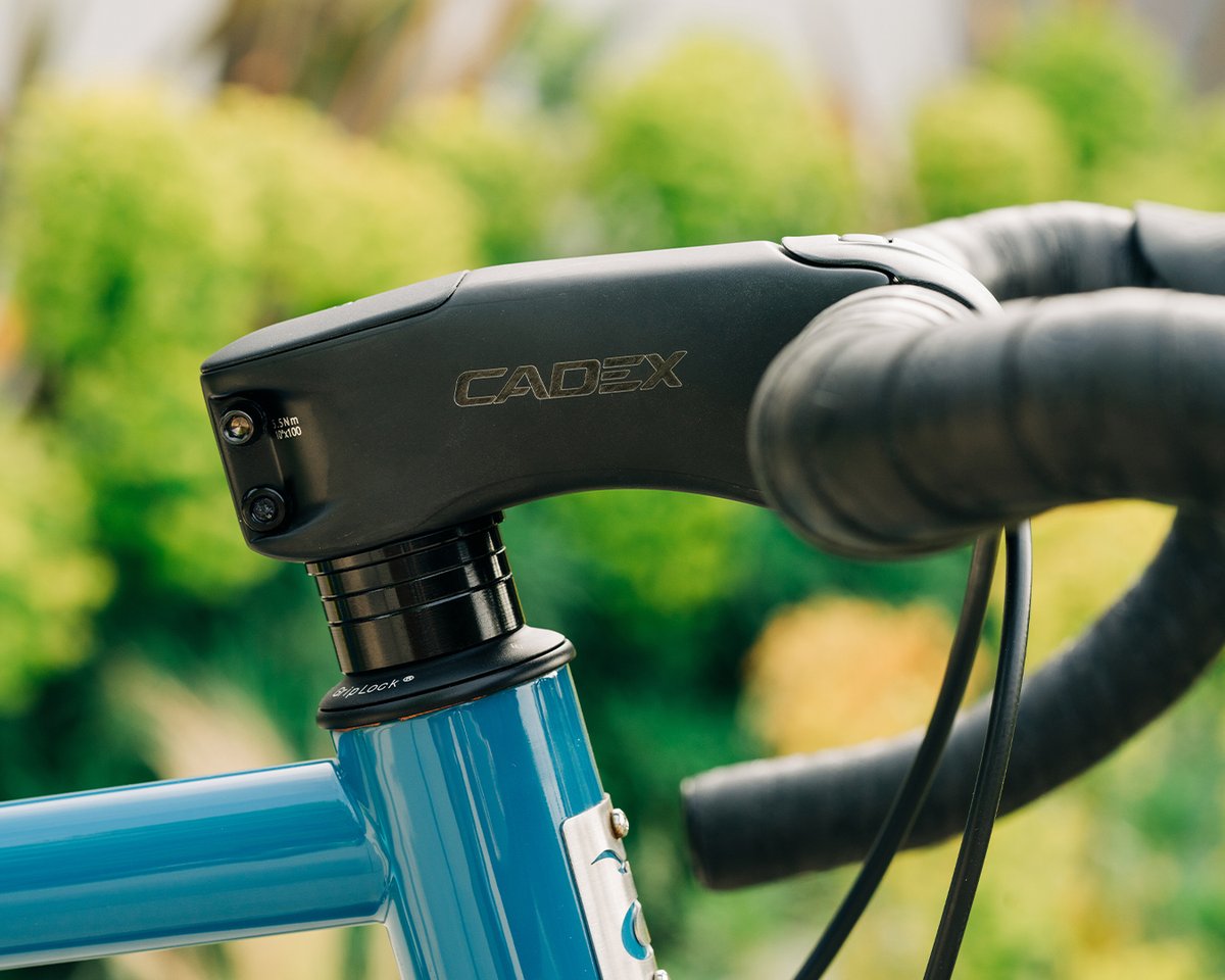 CADEXCycling's tweet image. A unique two-bolt faceplate and hidden top cap design makes the all-new CADEX Race Stem the perfect pairing for any road or gravel handlebar. It makes the ultimate upgrade for any high-performance cockpit.

Explore more → brnw.ch/21wCdeb

#AttackMode #overachieve
