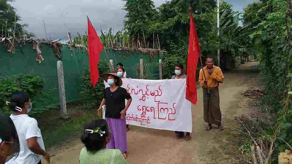 Khithitofficial's tweet photo. ရွှေရေကြည် သပိတ်စစ်ကြောင်းက စစ်အာဏာရှင် တော်လှန်ရေး ချီတက် ဆန္ဒပြ
Read more->https://t.co/lBFogaztRP https://t.co/yrqsdPEJ6I