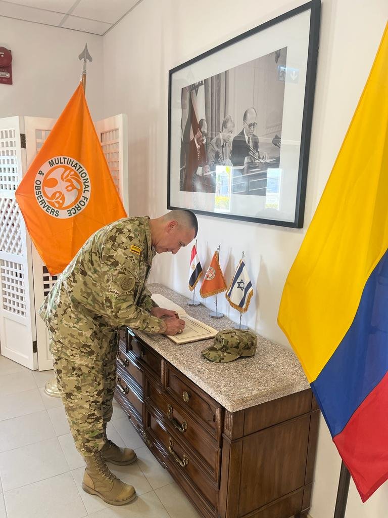 COMANDANTE_EJC's tweet photo. El @COL_EJERCITO, a través del Batallón Colombia N.° 3, desplegado en la península del Sinaí, por más de 30 años ha hecho parte de la Fuerza Multinacional de Observadores, aportando a la estabilización y cumplimiento del acuerdo de paz entre Israel y Egipto (1) https://t.co/LwJASrMVEk