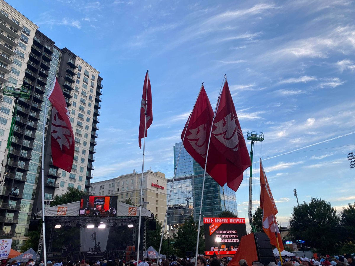 Goooood morning Cougs! @olcrimson and the #OCBC is back for another season of #FlagWaving . 👇 pictures from the team on the ground! #GoCougs.