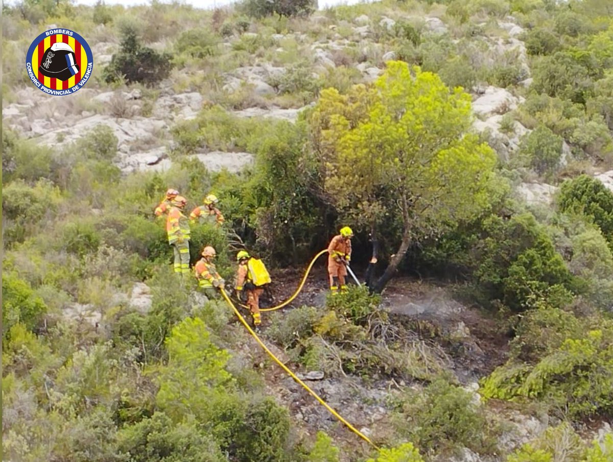 BombersValencia's tweet photo. 🔥 @BombersValencia ha intervingut hui per incendi de raig a Montesa.

Intervé les #BRIFO del Consorci, una dotació del parc de bombers voluntaris de Vallada, coordinador forestal, @GVAbforestals i #AerisGVA https://t.co/Dc9YgRwEWD